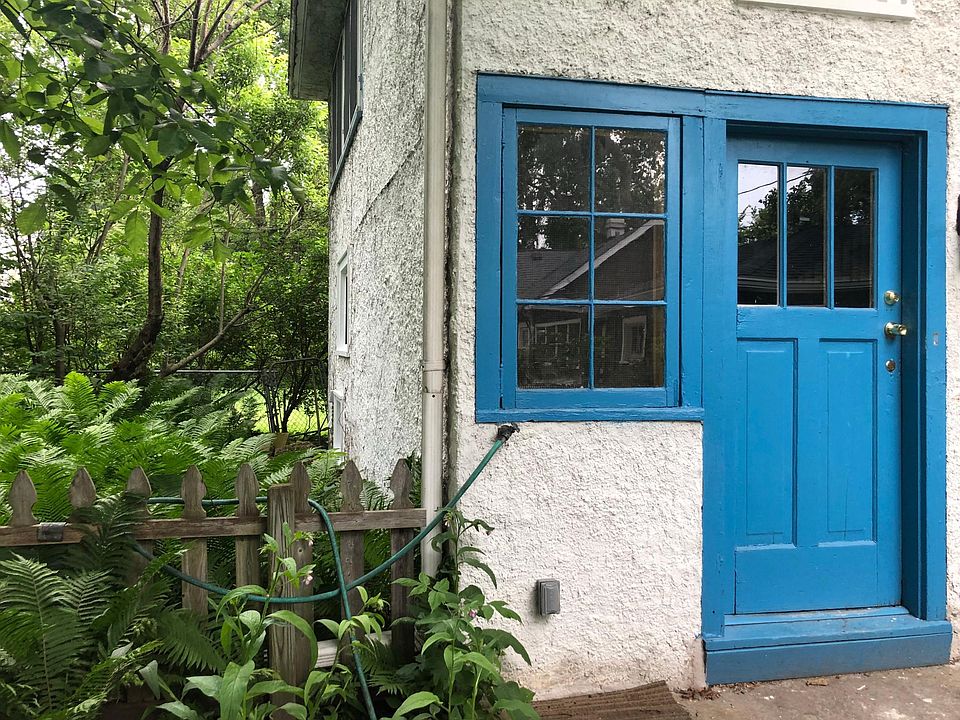 Entry - Private entry in vintage stucco duplex