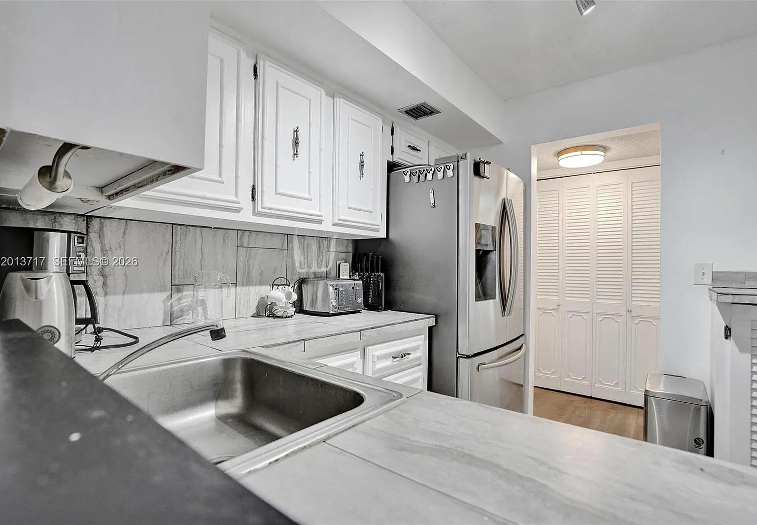 Avant Garde Condo — Photo 4