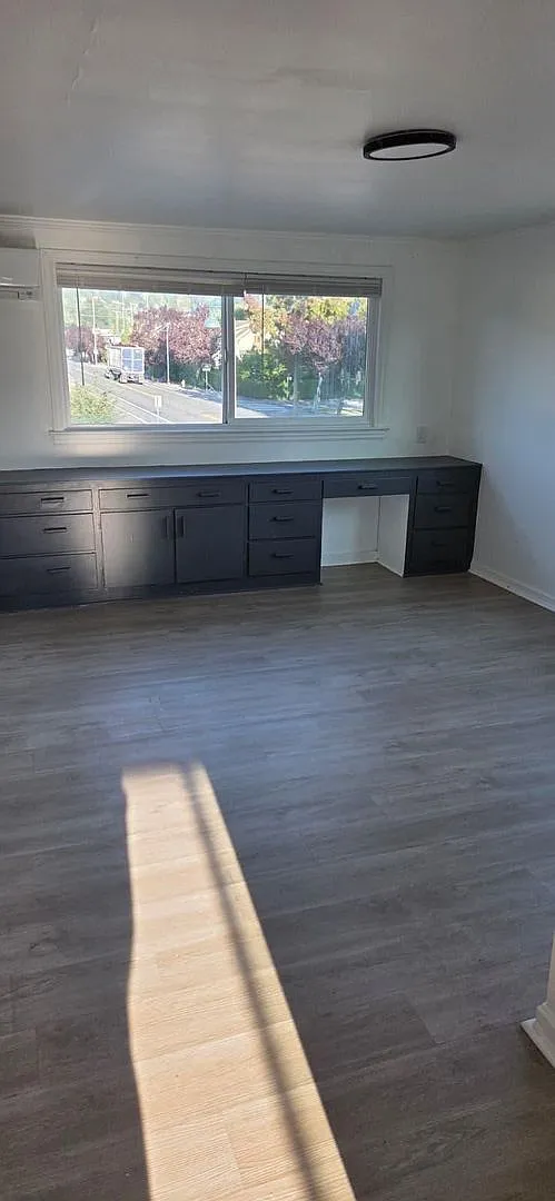 Auburn Commercial — Photo 1