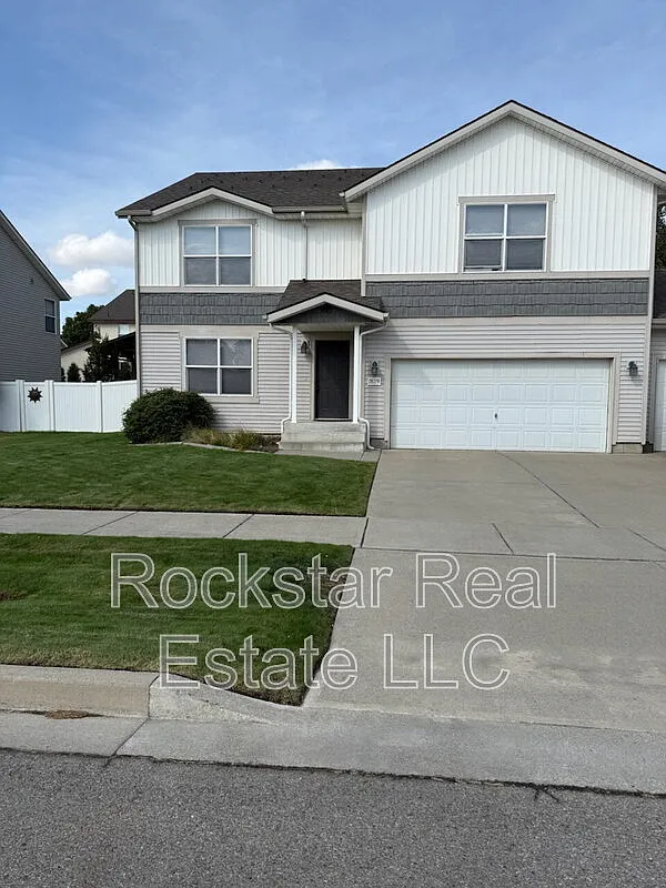 3 bed, 2.5 bath, 2767 sqft, $2,800 — Photo 1
