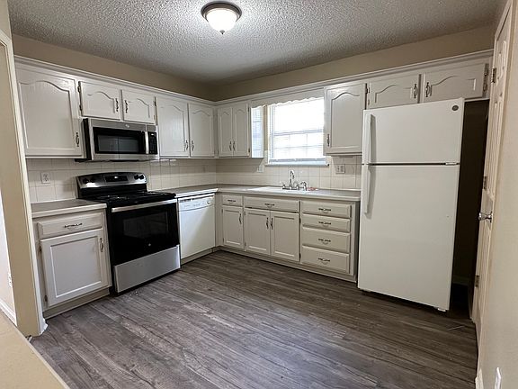 5th image of 629 NE Swann Cir #629