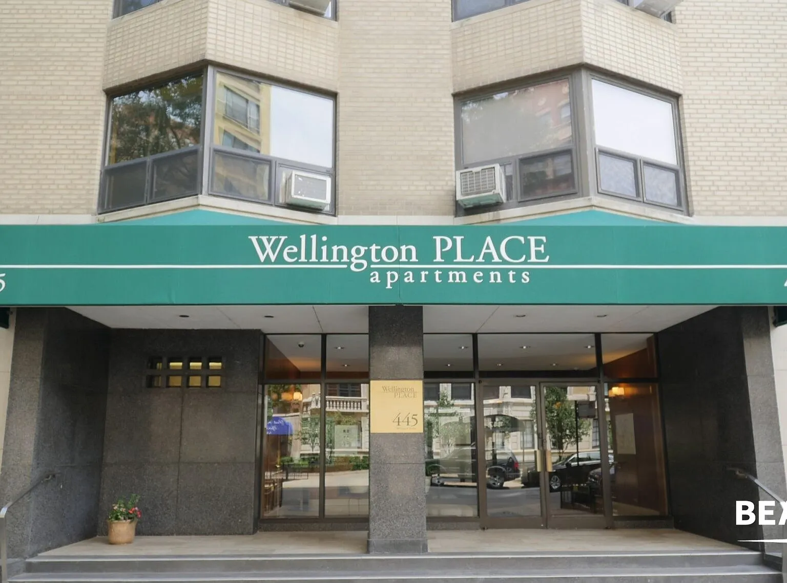 445 W Wellington — Photo 3