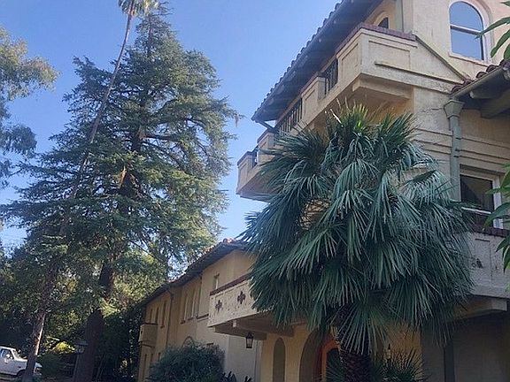 5th image of 396 E Mariposa St