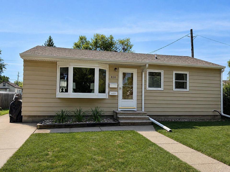 1st image of 816 5th Ave NE
