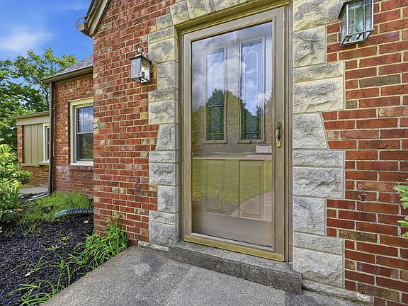 5th image of 215 Twin Oaks Dr