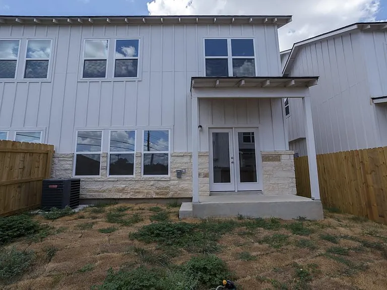 206 Topaz #1502 — Photo 38