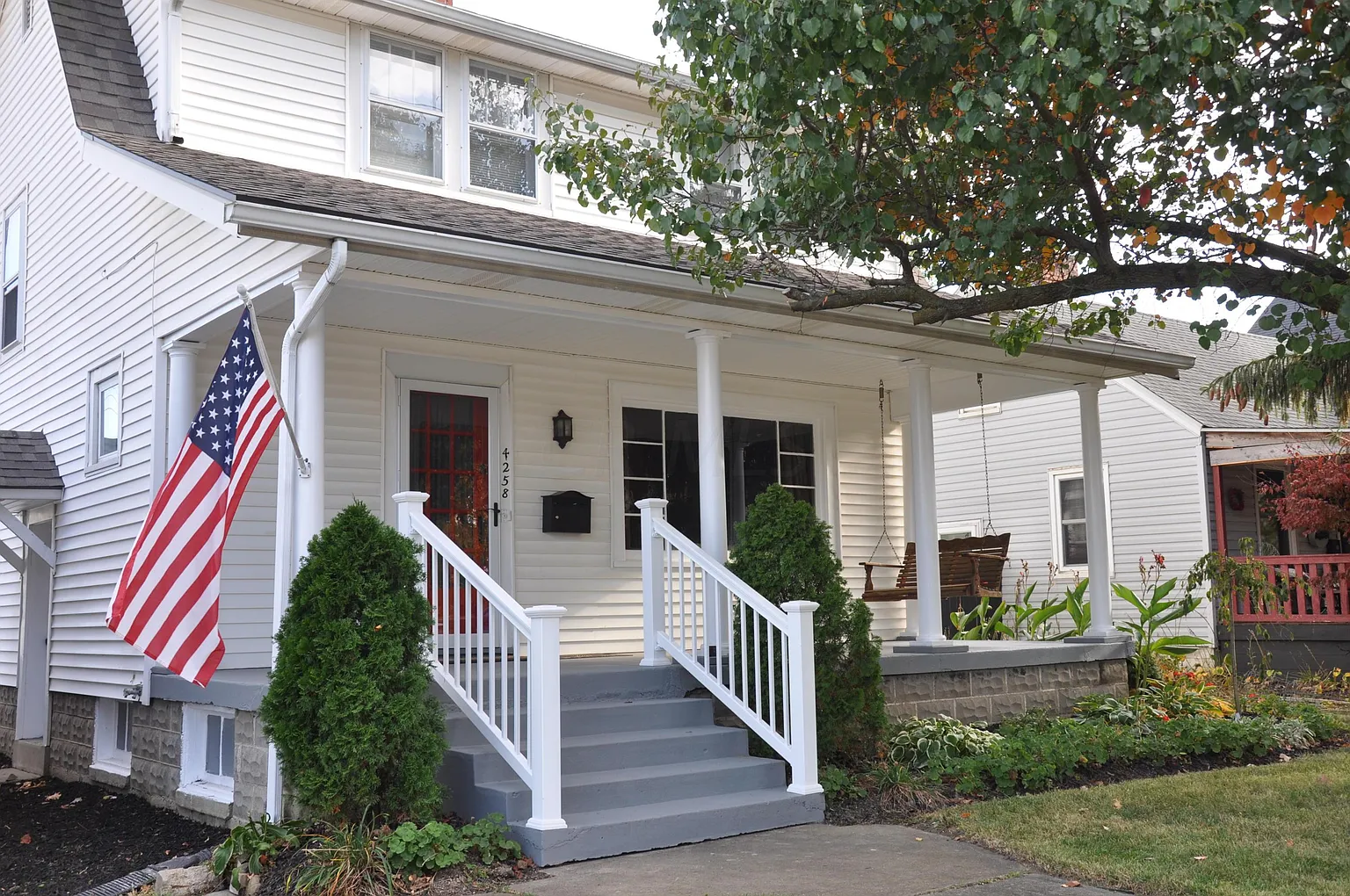 4258 Broadway photo 1