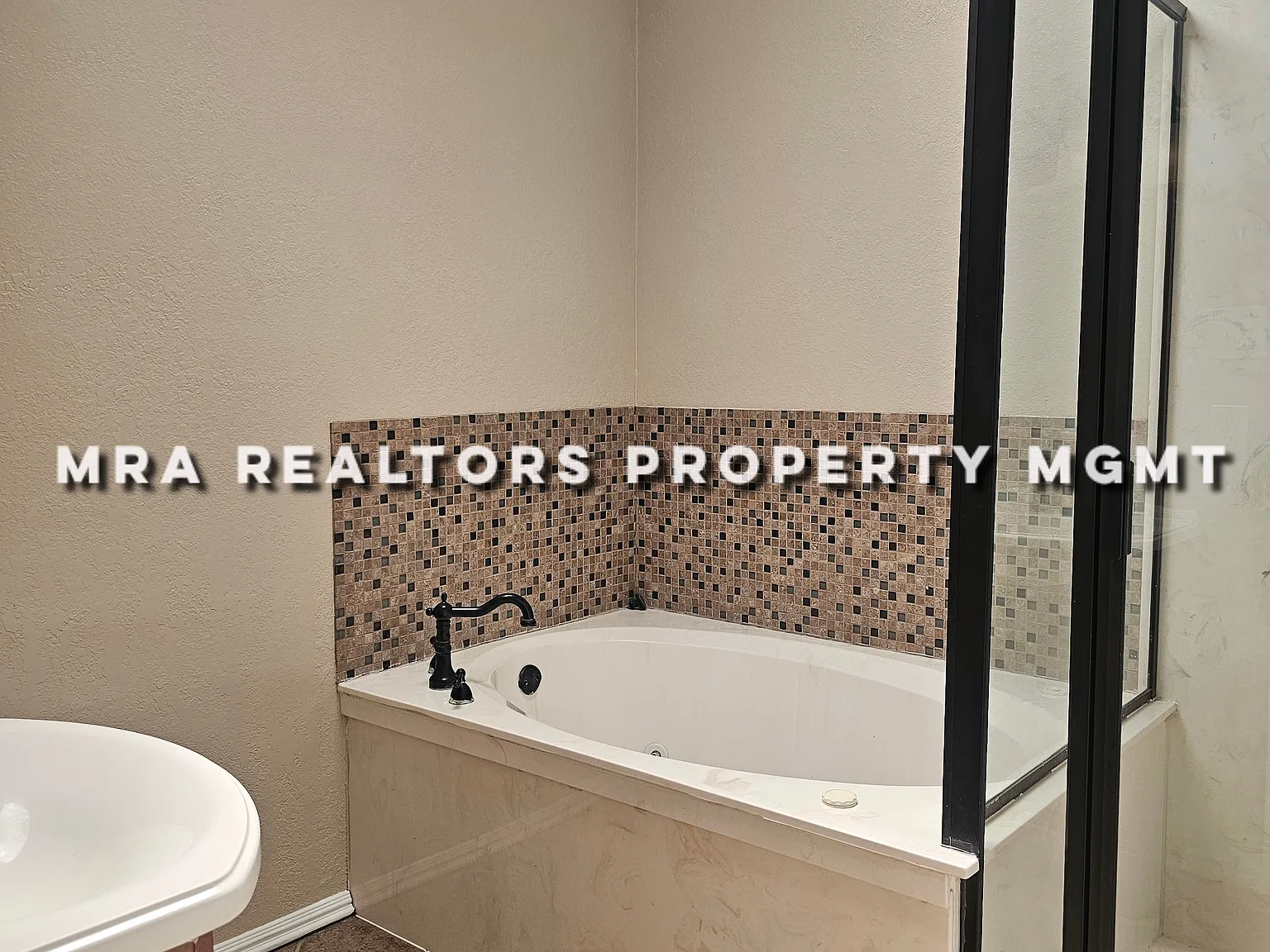 3 bed, 1242 sqft, $1,900 — Photo 4