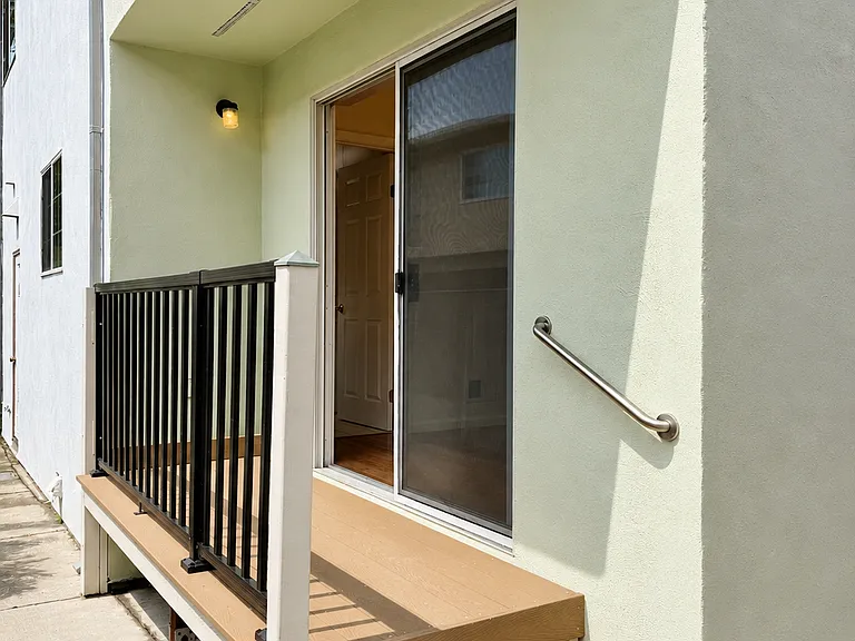 712 Prospect Row — Photo 24