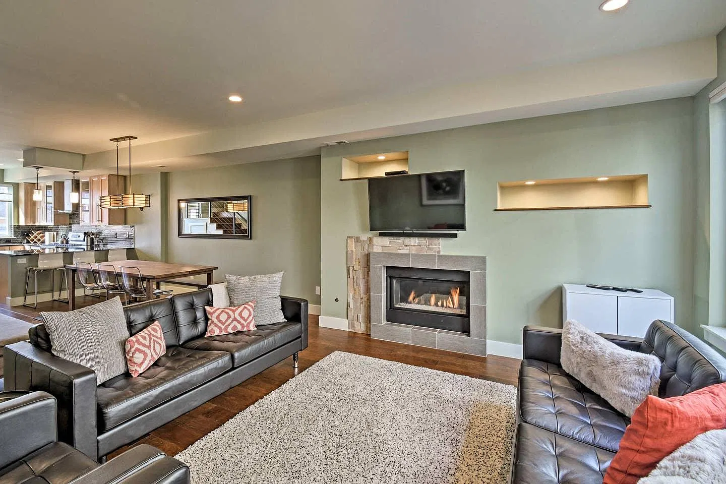 3 bed, 3.5 bath, 2000 sqft, $3,800 — Photo 4