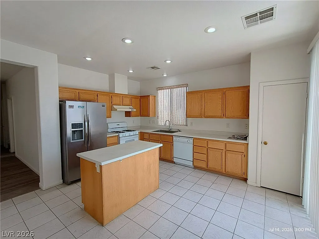 4 bed, 3.0 bath, 2017 sqft, $2,046 — Photo 4