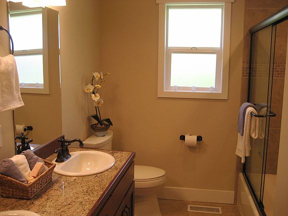 Hall bath w/ dual sinks & extra storage