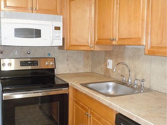 4th image of 342 Farnham Q #342