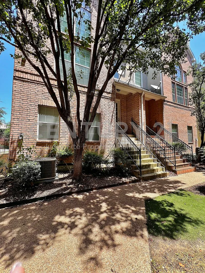 3-Story 2/3/2 Townhome in Dallas For Rent! — Photo 1