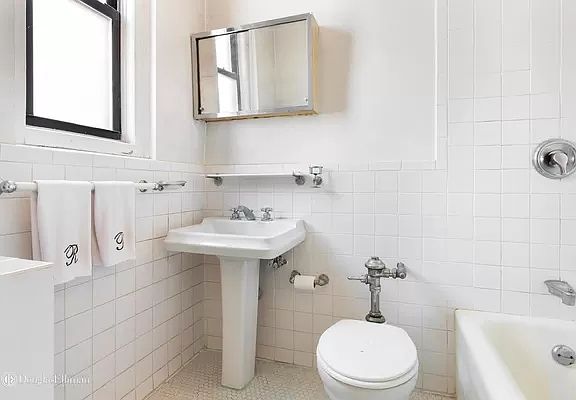 3rd image of 157 E 72nd St APT 6B