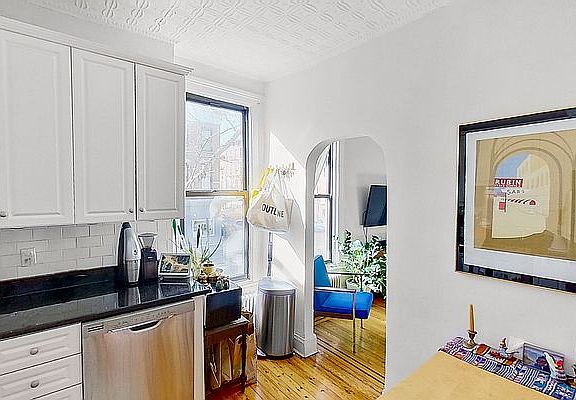 3rd image of 345 De Graw St #2