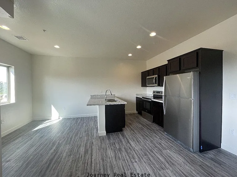 1668 W Iron Springs Rd Building 1 — Photo 4