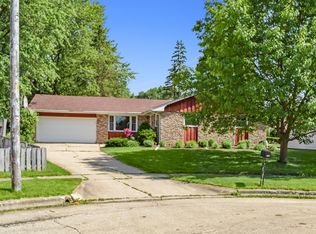 341 Perry Ct, Sycamore, IL 60178