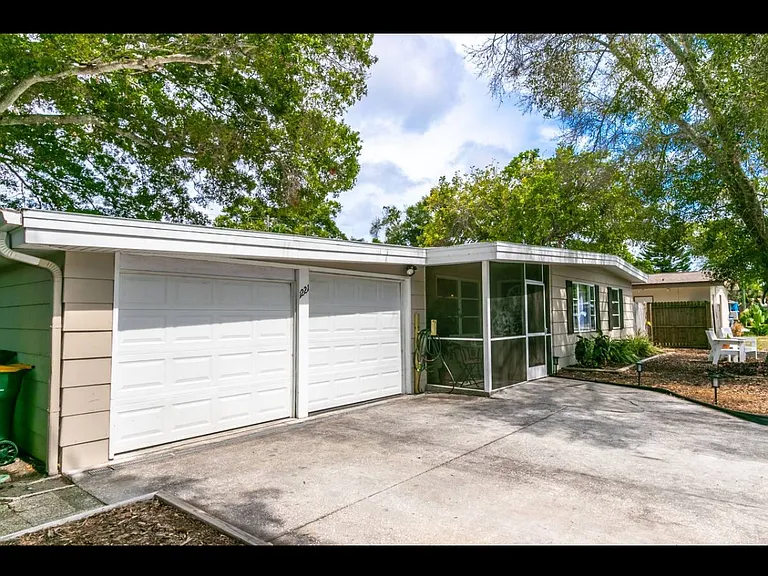 1221 Lynn Ave — Photo 16