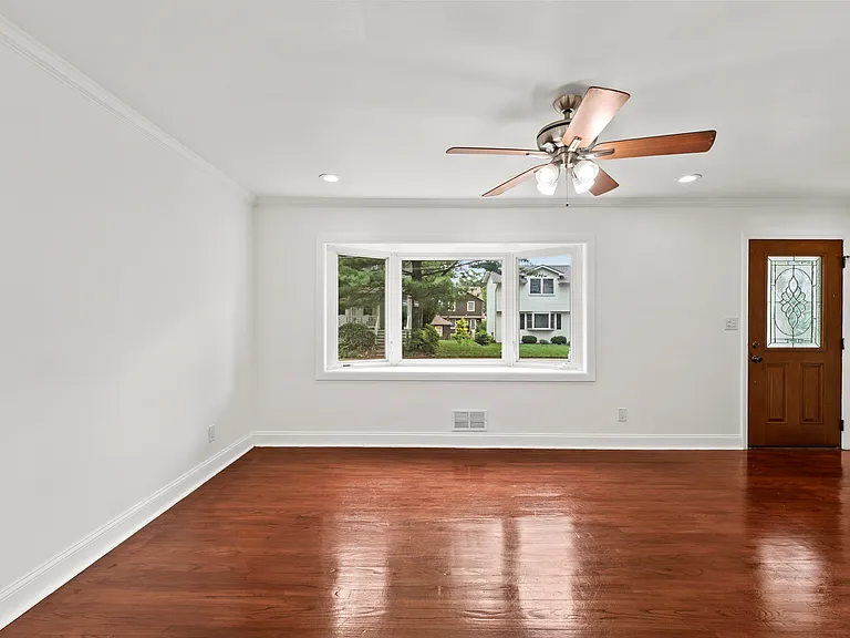 53 Oneida Ave — Photo 2