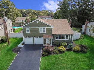 11 Commander Vic Ln, Nesconset, NY 11767