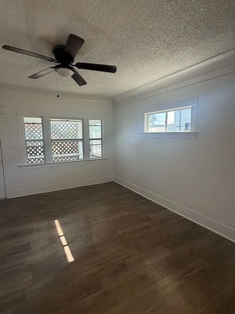 833 W. 42nd Place — Photo 4