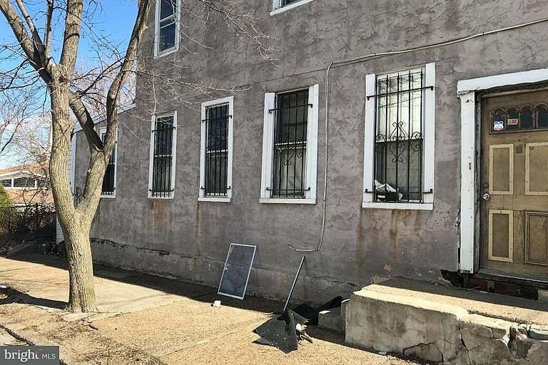 2nd image of 3001 Saunders St
