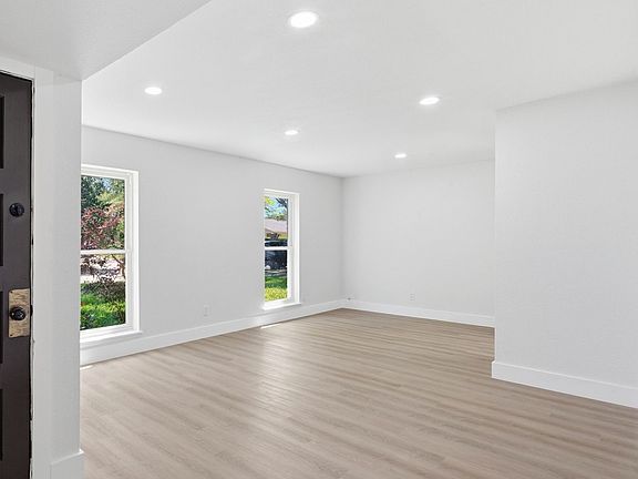 4th image of 2429 Norway Dr