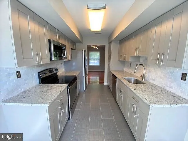6704 Colonial Ct — Photo 2
