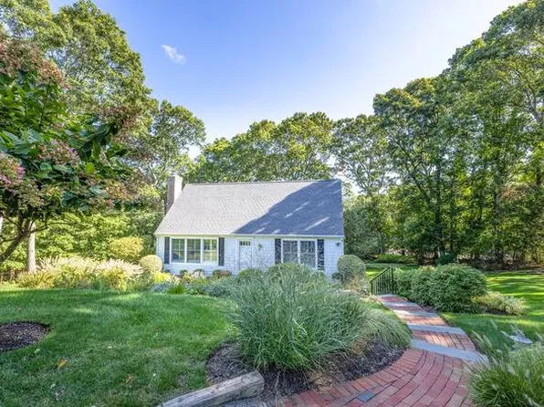 19 Rolling Woods Ln, Hampton Bays, NY 11946