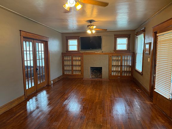 5th image of 921 E Hillcrest Dr