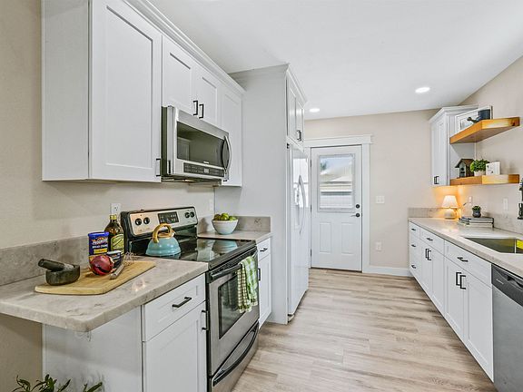 3rd image of 917 E Lacrosse Ave
