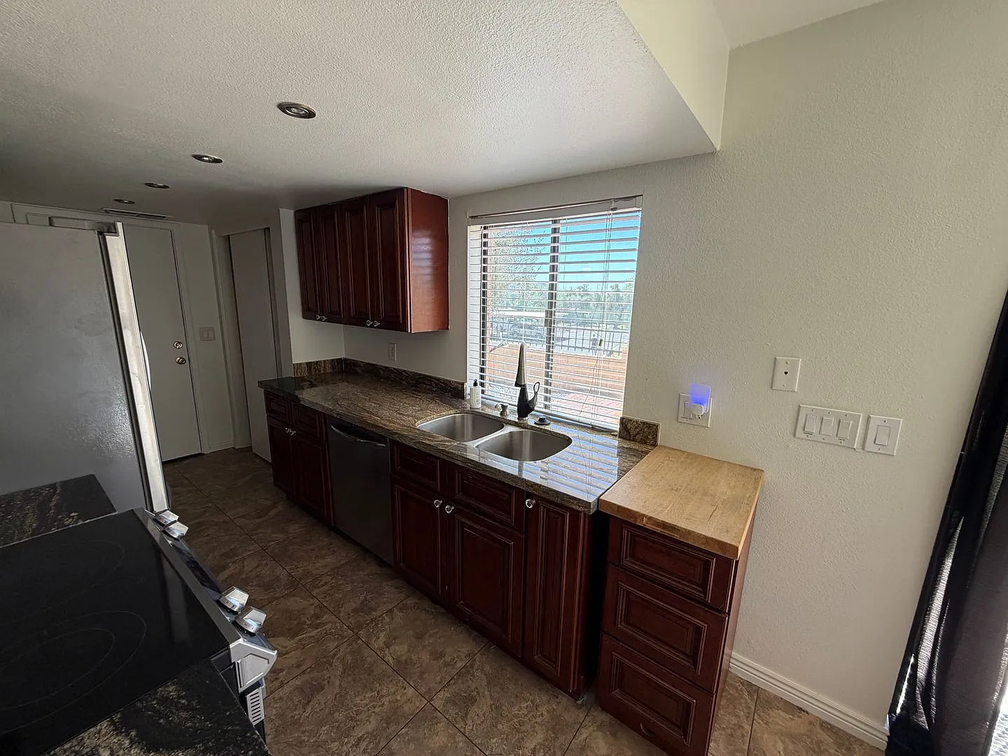Charming 2 Bed/1 Bath in Great Location Close to Hiking/Walking Path — Photo 4