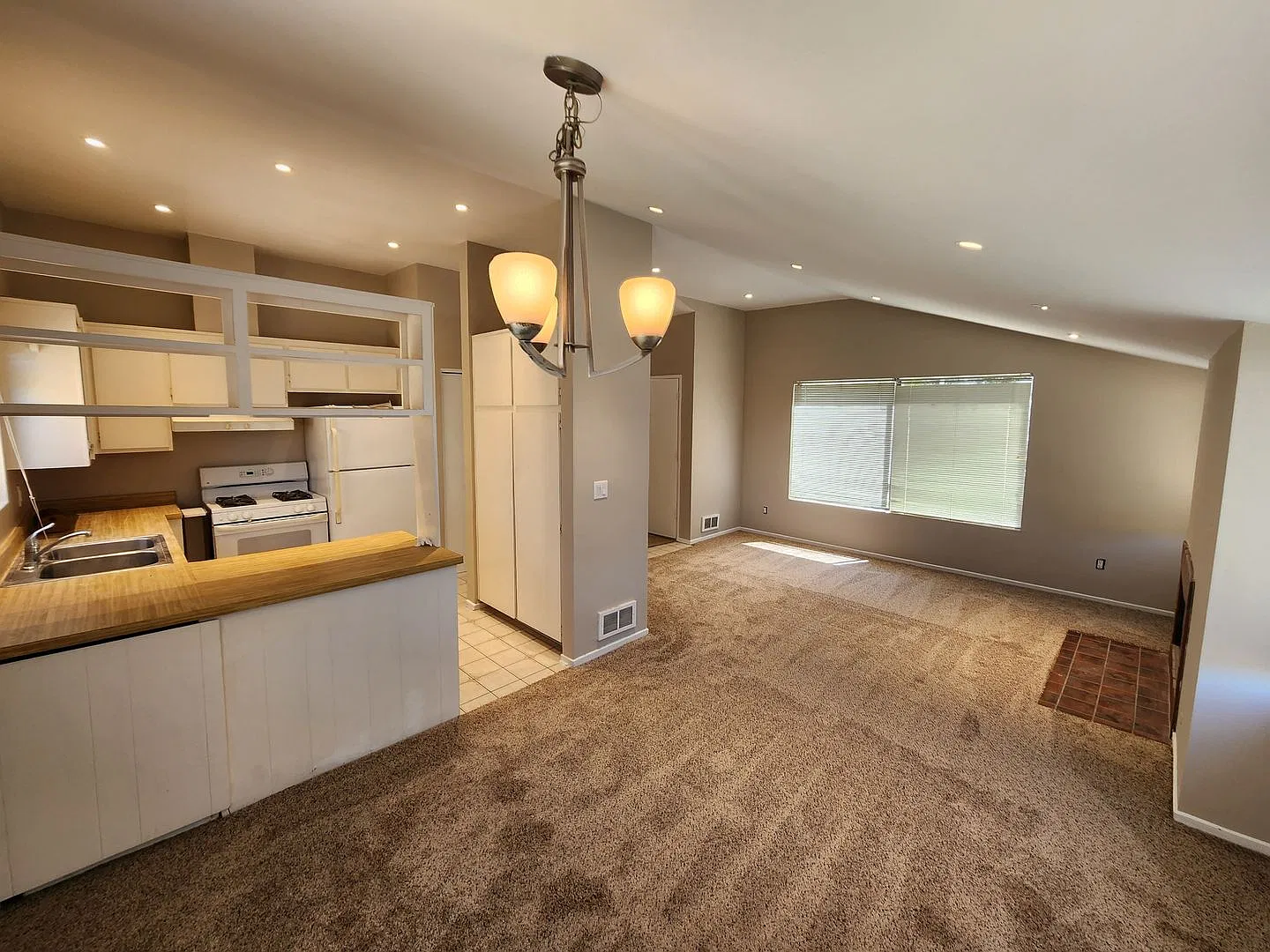 2 Bedroom Condo in UTC with Garage — Photo 1