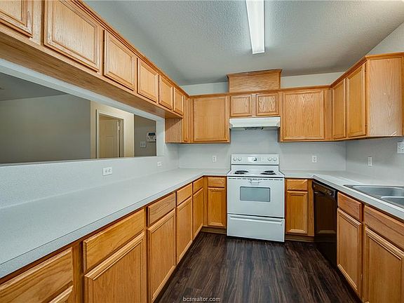 5th image of 900 Crepe Myrtle St