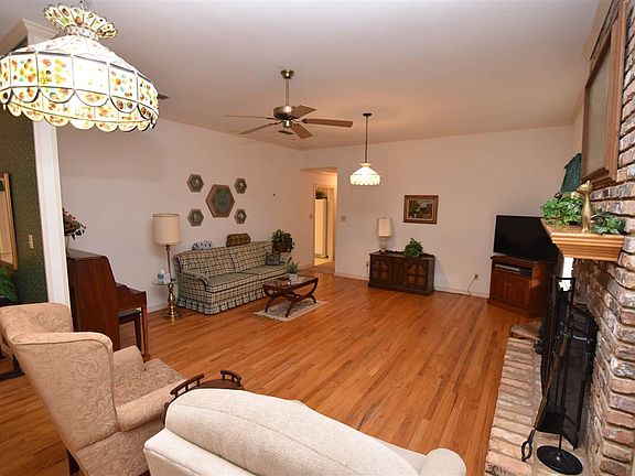 3rd image of 300 Dogwood Cir