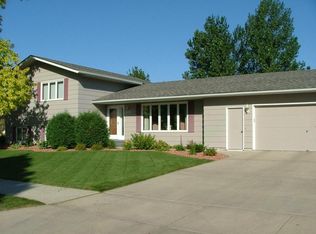 2430 W Fallcreek Ct, Grand Forks, ND 58201