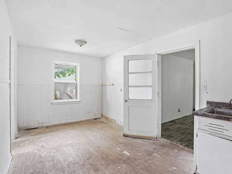 7827 Rugby Ave — Photo 9