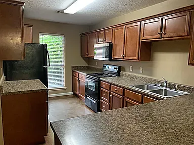 3900 Sydney Dr — Photo 3