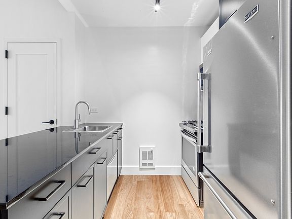3rd image of 67 Wall St APT 14O