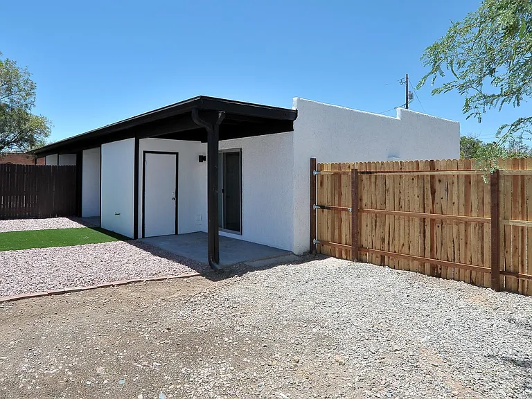 3302 E Presidio Rd — Photo 3