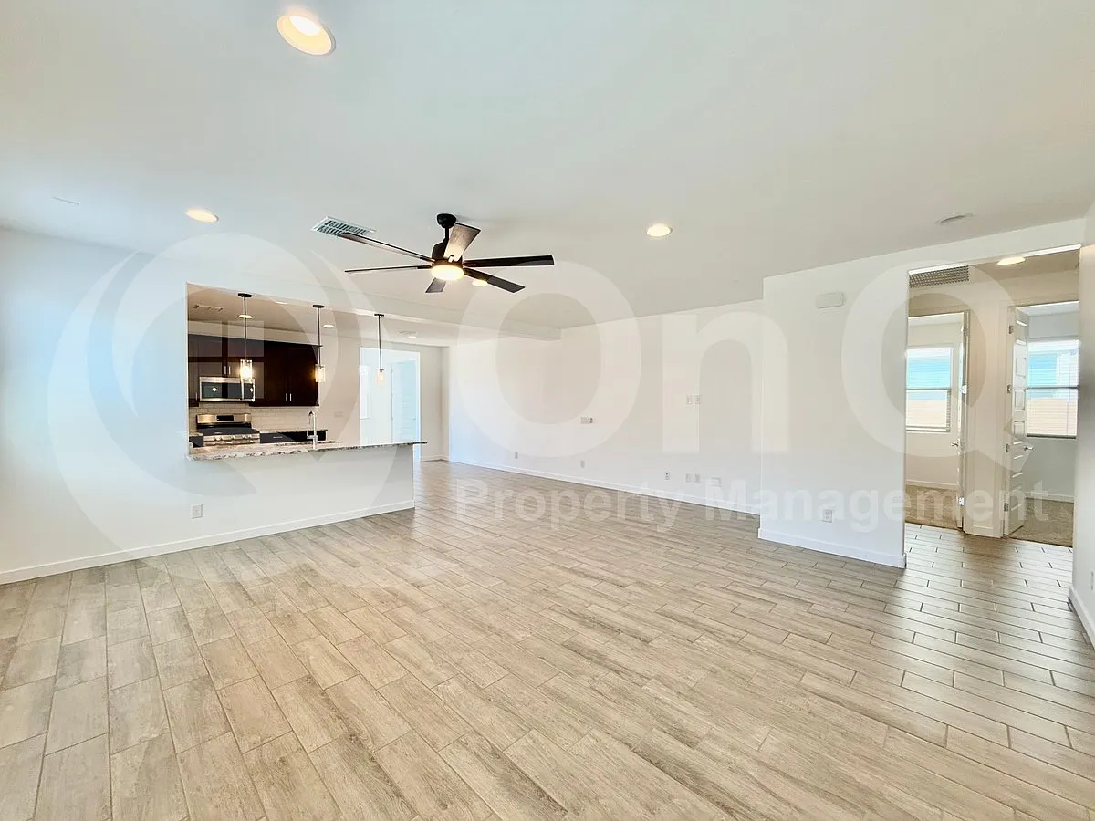 4 bed, 4.0 bath, 1954 sqft, $2,499 — Photo 4