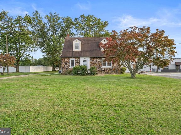 2nd image of 1547 E Wheat Rd