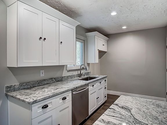 3rd image of 1059 Indianwood Dr
