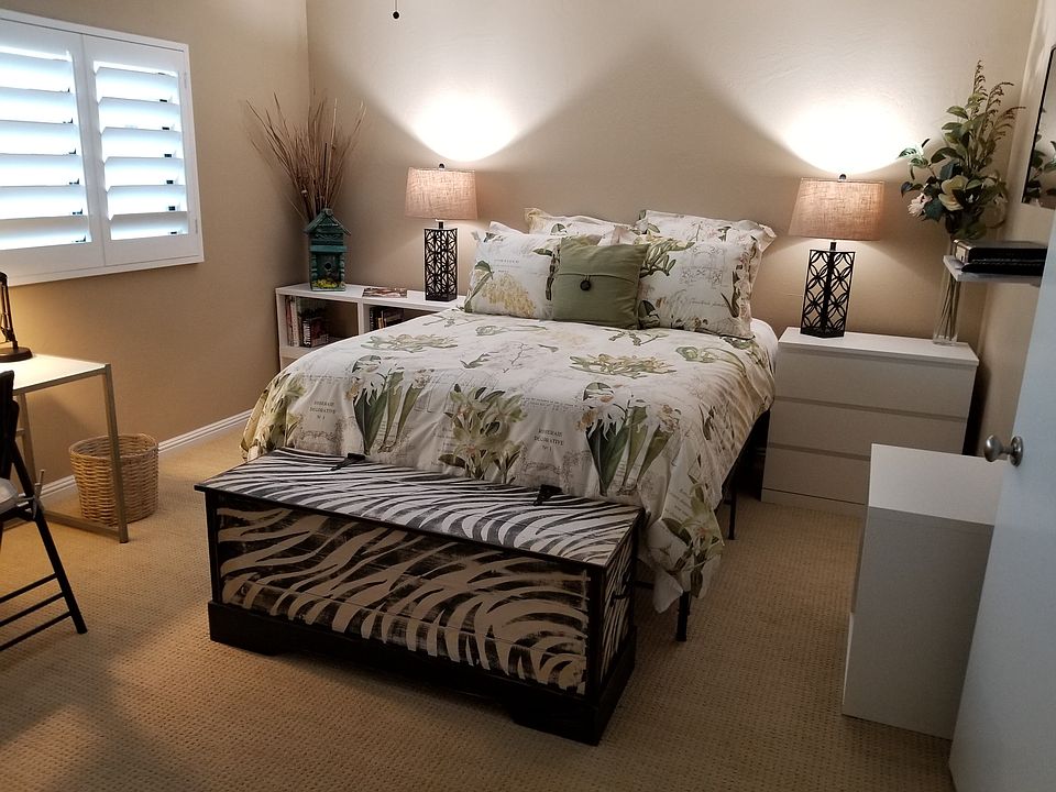 Queen size bed. Desk type table and chair under windows. Sheets and towels provided.