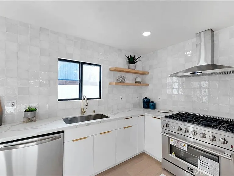 335 University Dr — Photo 7