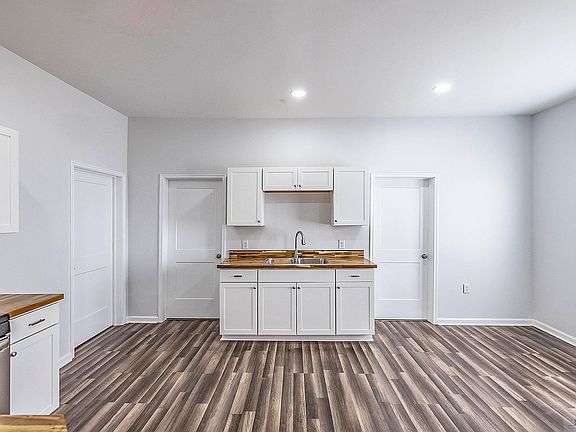 5th image of 8421 Park Ave