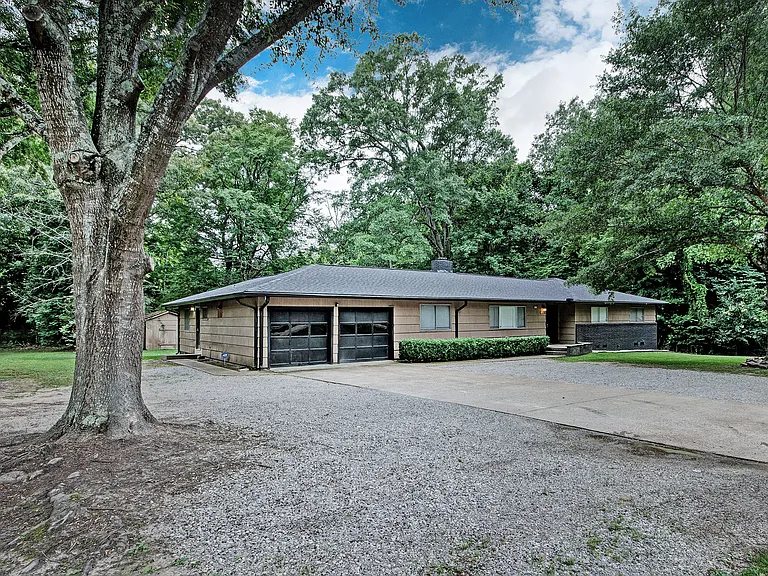 1015 Adkins Blvd — Photo 2