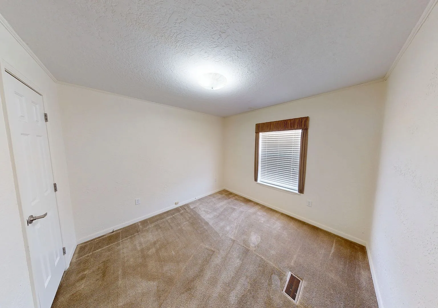 2410 Pamelita Drive NE — Photo 2