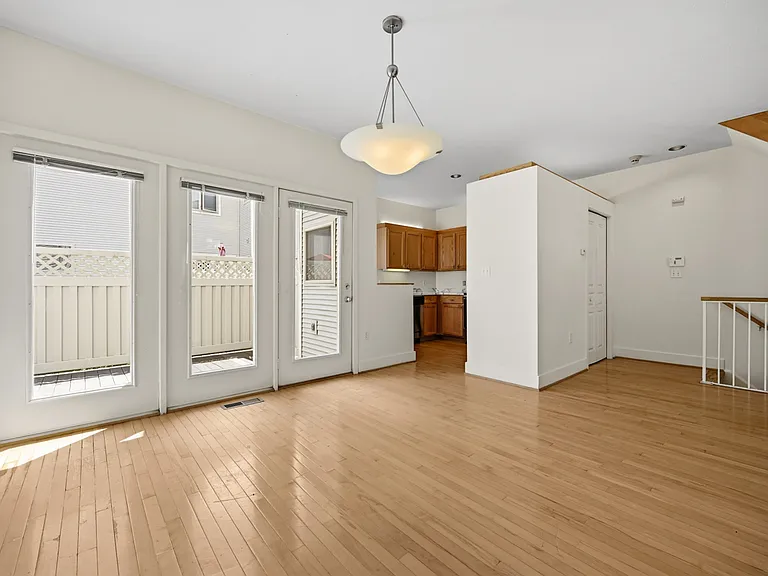 251 Carron St — Photo 8
